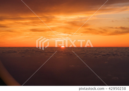 東海的晚上太陽從天空的 東海的晚上太陽從天空的 42950238