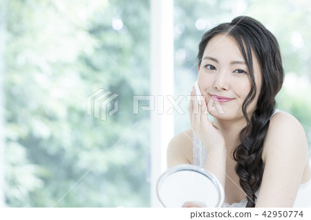 Female 20's Beauty Female 20's Beauty 42950774