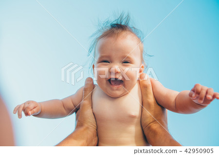 Dad raised his daughter in his arms 42950905