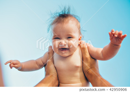 Dad raised his daughter in his arms 42950906