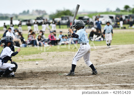 男孩棒球擊球手 42951420