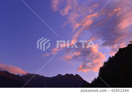 岐阜縣上高地地區大正池的朝日 42952264