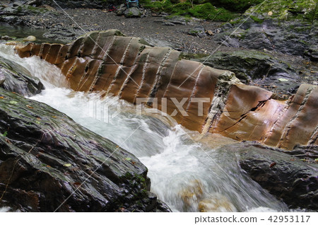 Shinshu Tatsuno Town Yagakawa Valley的Serpent Stone侵入性侵入乾坑國家指定的自然紀念碑 42953117