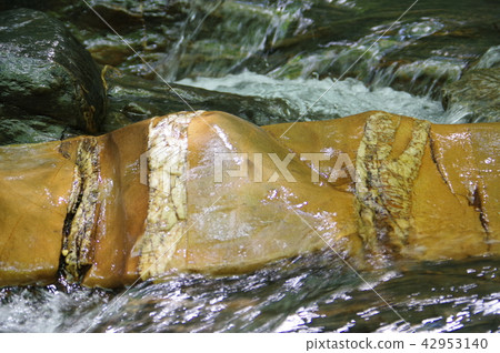 Shinshu Tatsuno Town Yagakawa Valley的Serpent Stone侵入性侵入乾坑國家指定的自然紀念碑 42953140