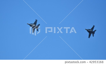 Formation of the US Navy's FA-18 fighter who entered landing Formation of the US Navy's FA-18 fighter who entered landing 42953168