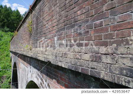 Civil engineering heritage of Shinshu Shiojiri Kagoshima Aqueduct Bridge overlooking the only existing brick bridge brick built in Meiji Period 42953647