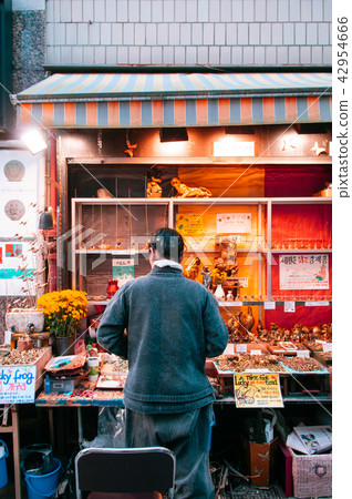 Antique art shop Insadong district, Seoul, Korea Antique art shop Insadong district, Seoul, Korea 42954666