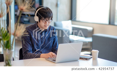 Asian businessman using smartphone in workplace 42954737
