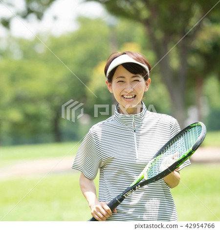 Middle female tennis sports image Middle female tennis sports image 42954766