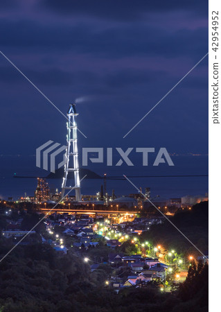 Night view of Muroran factory in Hokkaido Night view of Muroran factory in Hokkaido 42954952