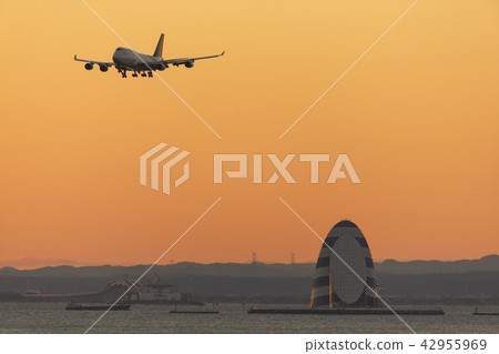 大型噴氣式飛機降落在羽田機場 42955969