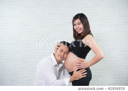 portrait of pregnant women and her husband 42956858