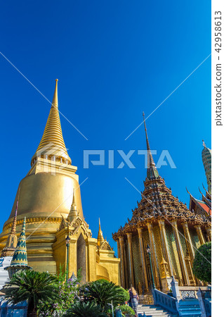 Wat Phra Kaew Prashi La Thana Chedi (Golden Stupa) 42958613