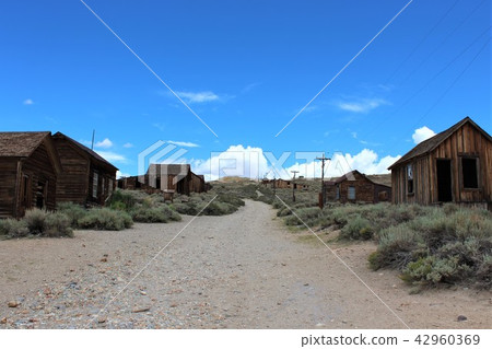 體。廢墟標誌著在淘金熱所留下的廢墟鎮留下。加州在西部玩耍時代。 體。廢墟標誌著在淘金熱所留下的廢墟鎮留下。加州在西部玩耍時代。 42960369