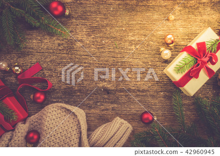 Christmas gift giving 42960945