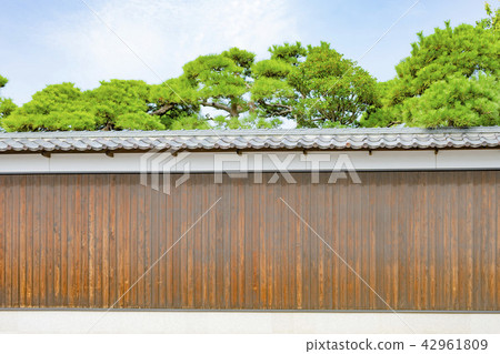 Former Ozawa family housing east wall Former Ozawa family housing east wall 42961809