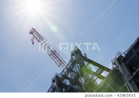 施工現場起重機和太陽 42965635