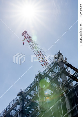 施工現場起重機和太陽 42965636