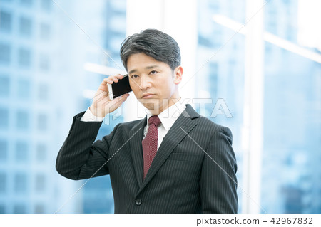 叫電話主管僱員企業圖像的商人 42967832