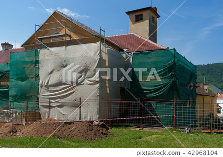 An old building where the reconstruction is underw 42968104