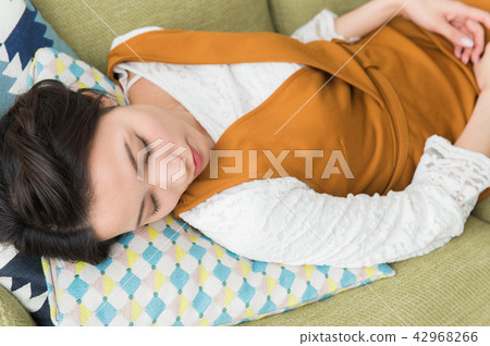 在家放鬆的婦女 42968266