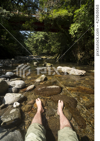 腳放在膨脹中 42968668