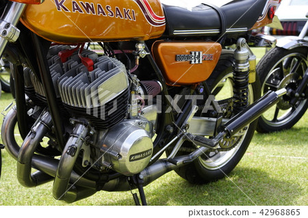 適用於日本H2(750 SS)側蓋的Mach IV 750 cc型號附有MACHIII 750徽章 適用於日本H2(750 SS)側蓋的Mach IV 750 cc型號附有MACHIII 750徽章 42968865