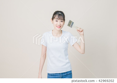 牛仔褲的年輕女子 牛仔褲的年輕女子 42969202