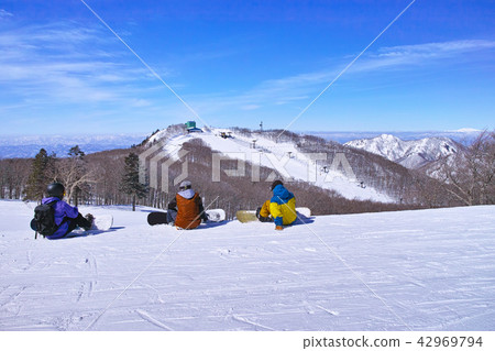 滑雪板在跑步前休息 滑雪板在跑步前休息 42969794