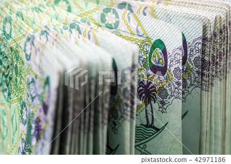 Close up of 5 Qatari Riyal bank note  42971186