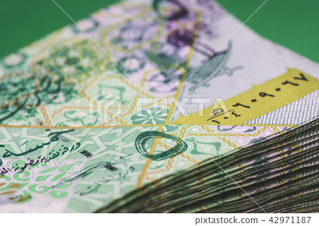 Close up of 5 Qatari Riyal bank note  42971187