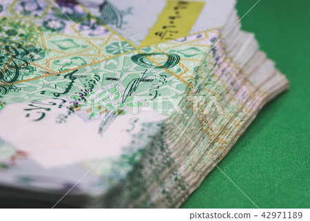 Close up of 5 Qatari Riyal bank note Close up of 5 Qatari Riyal bank note 42971189