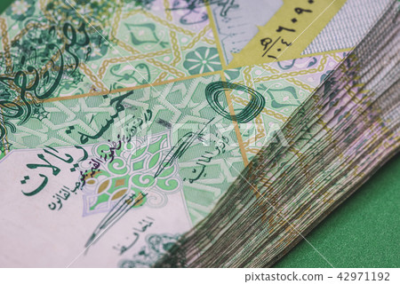 Close up of 5 Qatari Riyal bank note  42971192