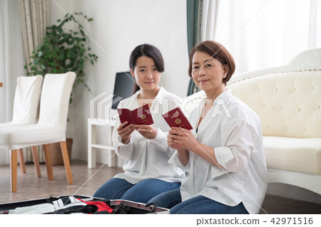 Parental support (hand focus) 42971516