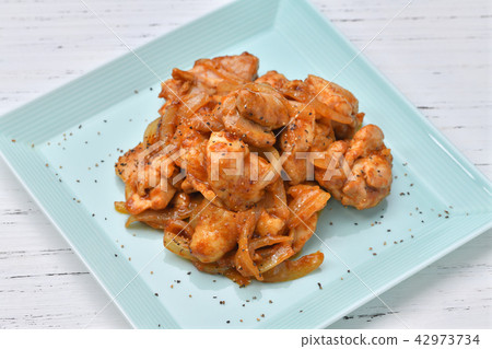 炒雞胸肉和洋蔥，咖哩味。簡單的菜餚，短的晚餐菜餚，香料菜餚。 42973734