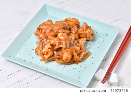 炒雞胸肉和洋蔥，咖哩味。簡單的菜餚，短的晚餐菜餚，香料菜餚。 42973736