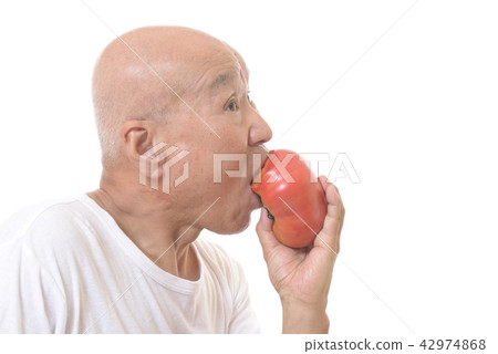 Senior to eat Ootama tomato 42974868