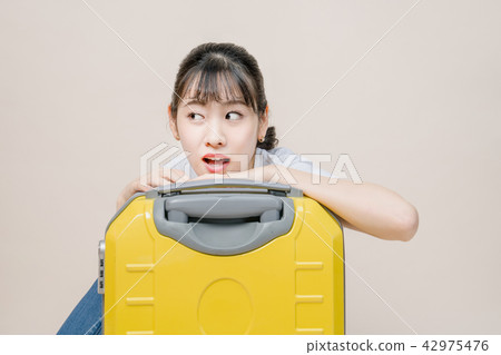 A woman going on a trip 42975476