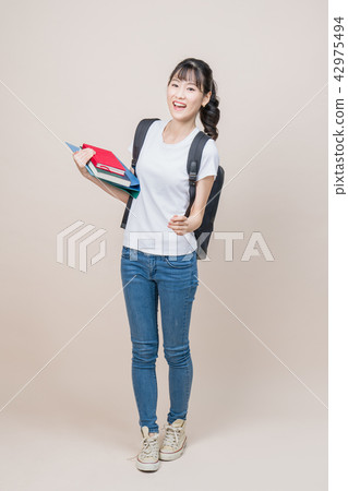 穿著袋子的牛仔褲的一個女孩 42975494