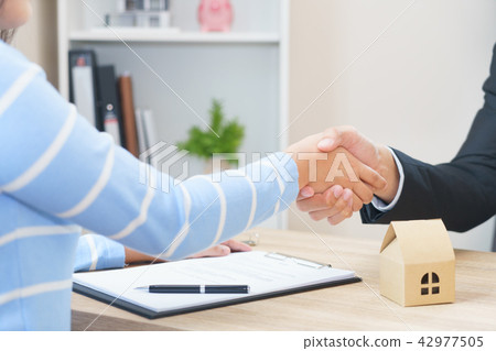 Customer say yes to sign loan contract for buying Customer say yes to sign loan contract for buying 42977505