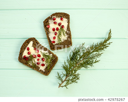 Sandwiches with butter and berries pomegranate  42978267