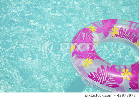 Summer image pool and floating ring Instagram look 42978978