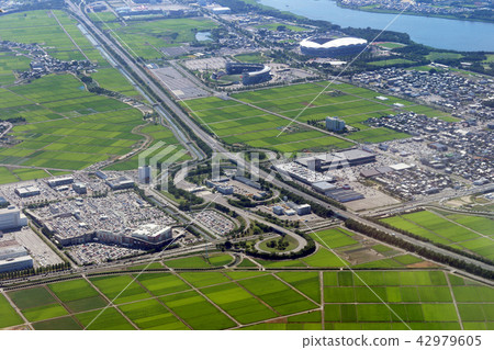 新潟龜田交匯處的鳥瞰圖在日本海東北高速公路附近的 新潟龜田交匯處的鳥瞰圖在日本海東北高速公路附近的 42979605