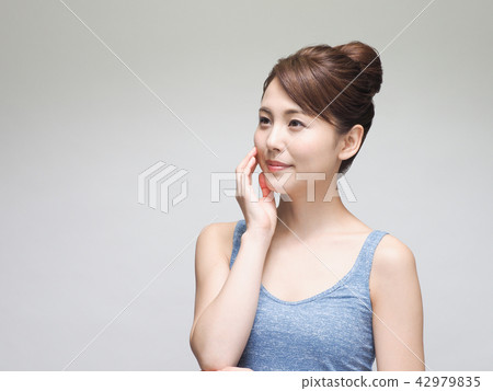秀麗圖像婦女用在她的面頰的手 秀麗圖像婦女用在她的面頰的手 42979835