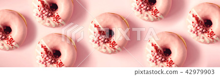 Flat lay donuts pattern on pastel pink background Flat lay donuts pattern on pastel pink background 42979903