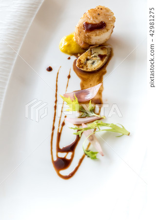 Grilled fried scallop 42981275