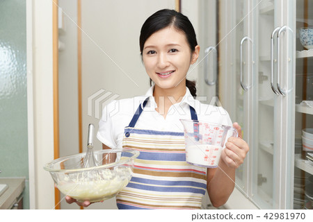 一個女人享受烹飪 一個女人享受烹飪 42981970