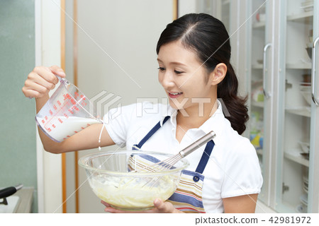 Housewife who enjoys cooking 42981972