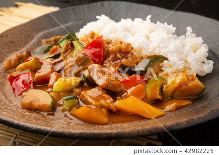 Summer vegetable curry rice 42982225
