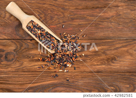Black rice in scoop 42982581